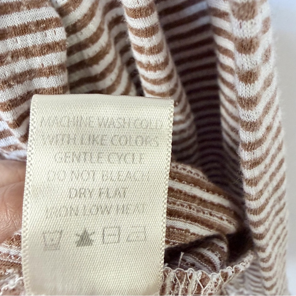 Max Studio Off-Shoulder Striped blouse in Beige and White - Picture 4 of 9